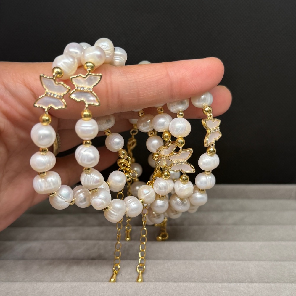 Elegant Gold and White Pearl Necklace